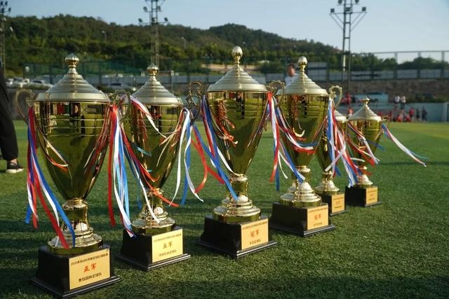 记者：本坦库尔因种族歧视孙兴慜 被英足总禁7场