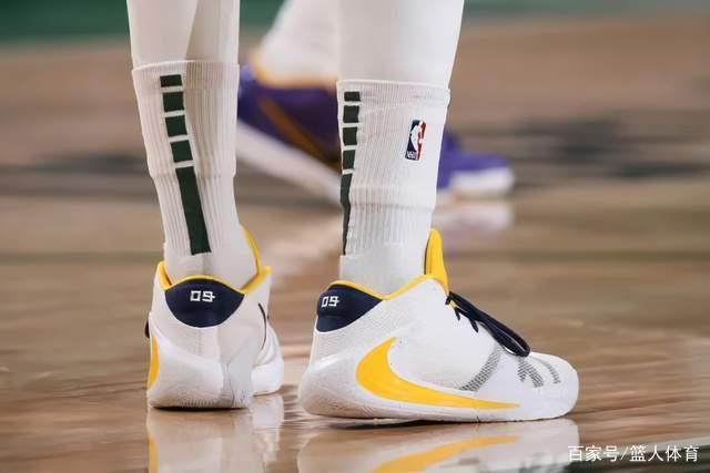 记者：本坦库尔因种族歧视孙兴慜 被英足总禁7场